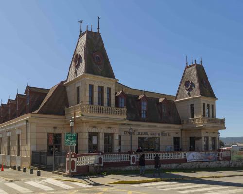 Imagen del monumento Casino de Pichilemu y los jardines del Parque Agustín Ross