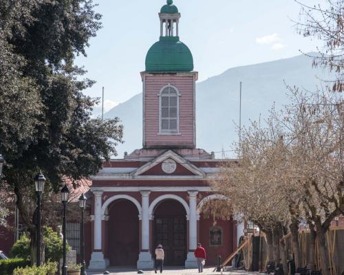 Imagen del monumento Iglesia de San José de Maipo y su casa parroquial