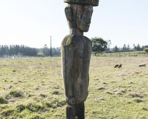 Imagen del monumento Nguillatuwe, menoko y cementerio del complejo ceremonial y religioso mapuche de Monopaine