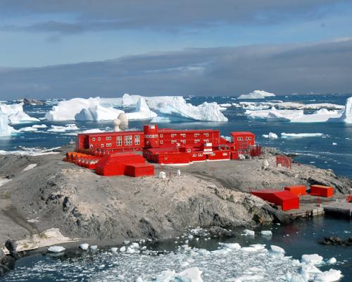 Imagen del monumento Base militar Antártica Capitán General Bernardo O'Higgins Riquelme y a los bienes que indica