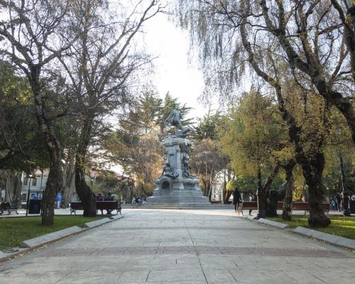 Imagen del monumento Plaza Muñoz Gamero y edificios que la acotan.