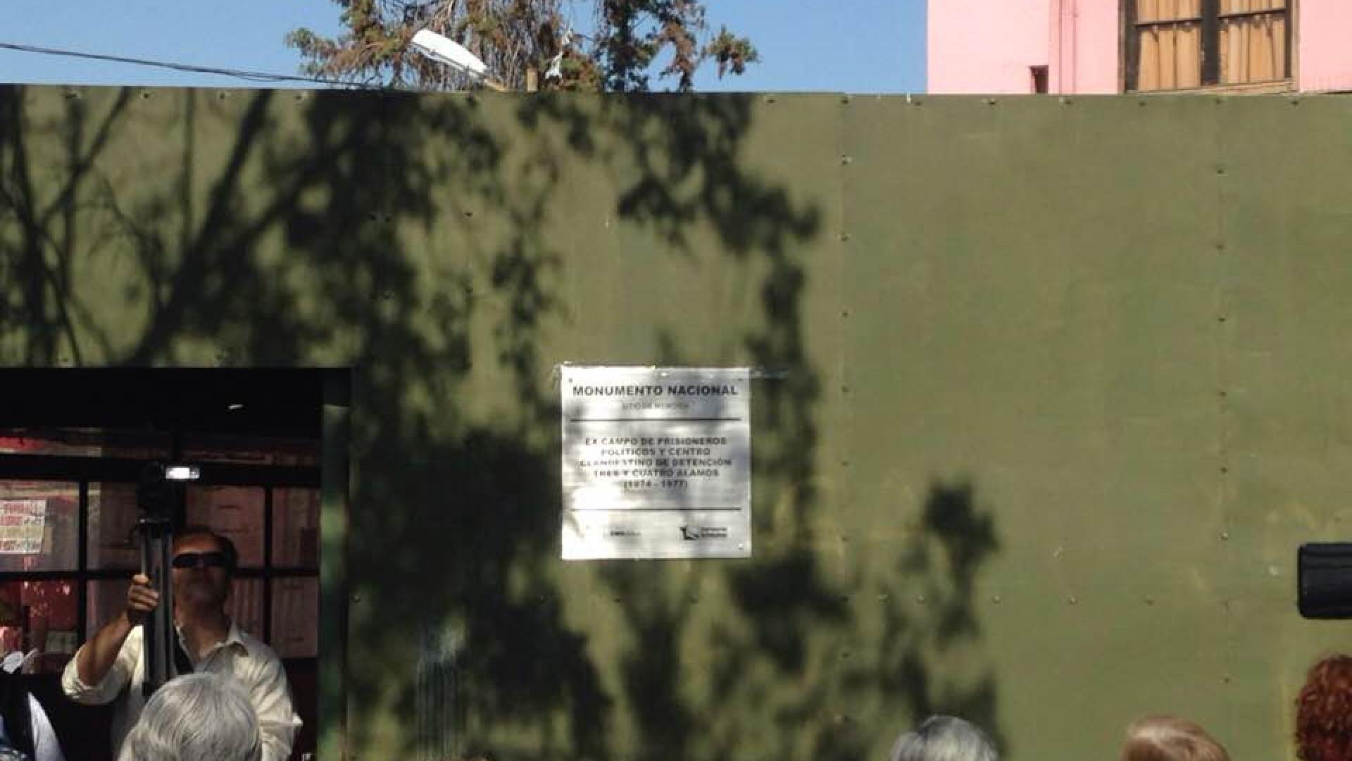 Imagen de Instalan placa identificatoria en campo de prisioneros políticos “3 y 4 Álamos”