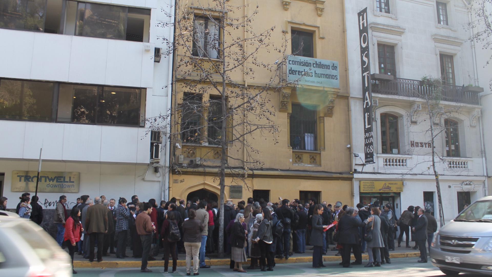 Imagen de Descubren placa para identificar Sitio de Memoria Ex Centro de Detención Clínica Santa Lucía