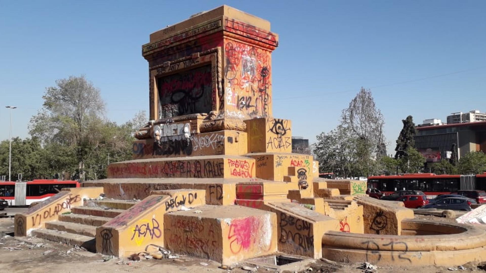 Imagen de CMN acordó que restauración de plinto del monumento a Baquedano no se haga in situ y respaldó traslado de restos del Soldado Desconocido