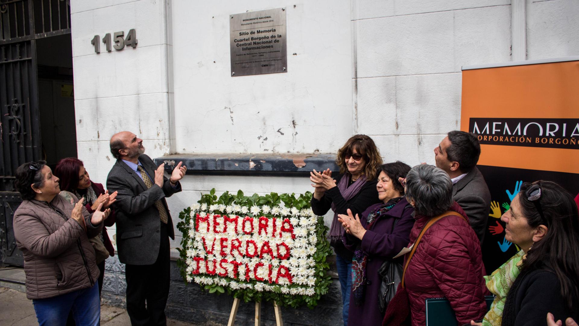 Imagen de En emotiva ceremonia instalan placa en Sitio de Memoria Ex Cuartel Borgoño 