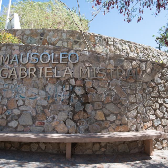 Imagen del monumento Mausoleo erigido a Gabriela Mistral y los terrenos destinados a este objeto, ubicados en la localidad de Montegrande