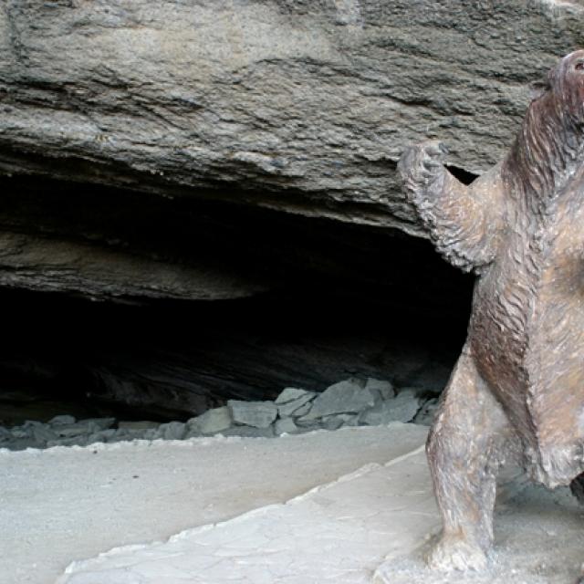 Imagen del monumento Cueva del Milodón (cueva grande y cueva chica) y el conjunto rocoso denominado Silla del Diablo