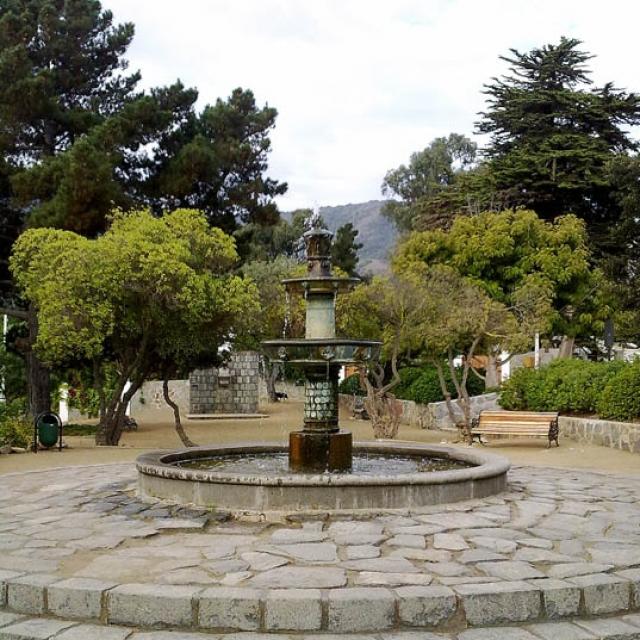 Imagen del monumento Pila de bronce que se encuentra ubicada en la plaza del Pueblo de Zapallar