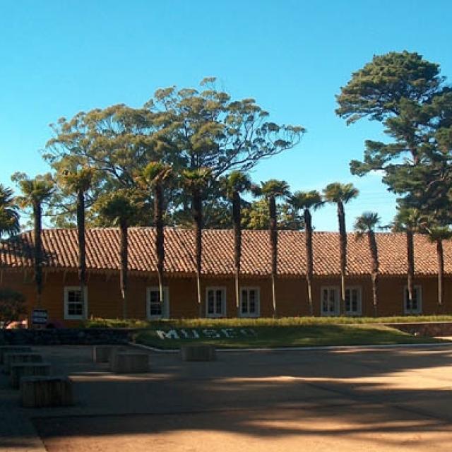 Imagen del monumento Casas patronales del Fundo Hualpén, ubicado en el Departamento de Talcahuano y el Parque adyacente a dichas casas.