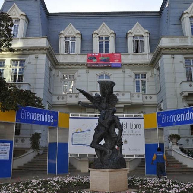 Imagen del monumento Edificio de Avenida Libertad 250, entre calles 3 y 4 Norte, incluido el parque que lo circunda