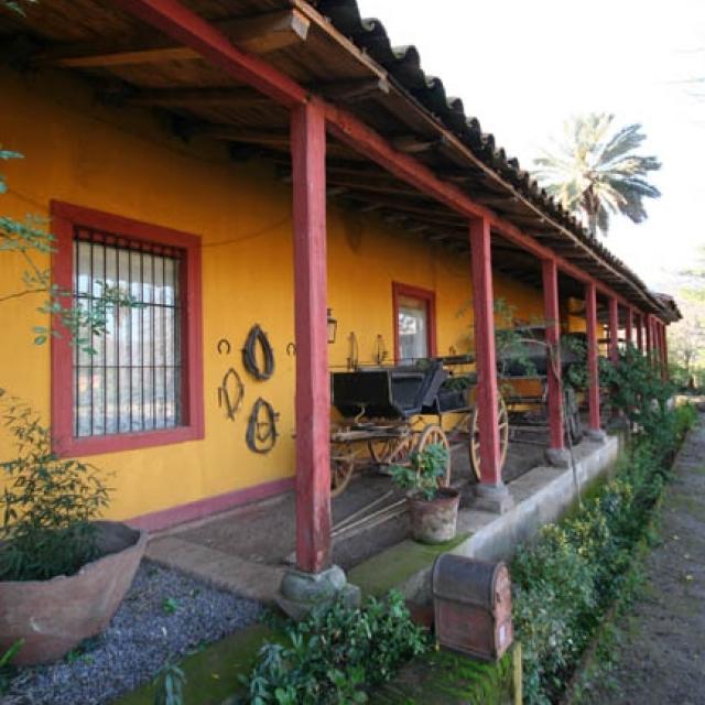 Imagen del monumento Casona de la Hacienda Alhué y predio que la circunda