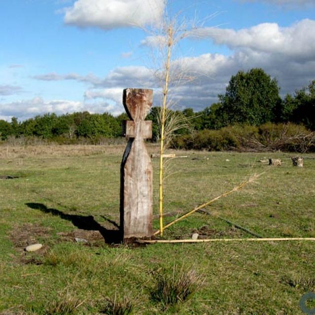 Imagen del monumento Guillatuwe, Paliwe y Eltun del complejo religioso y ceremonial de la comunidad mapuche Pedro Ancalef, en localidad de Putue