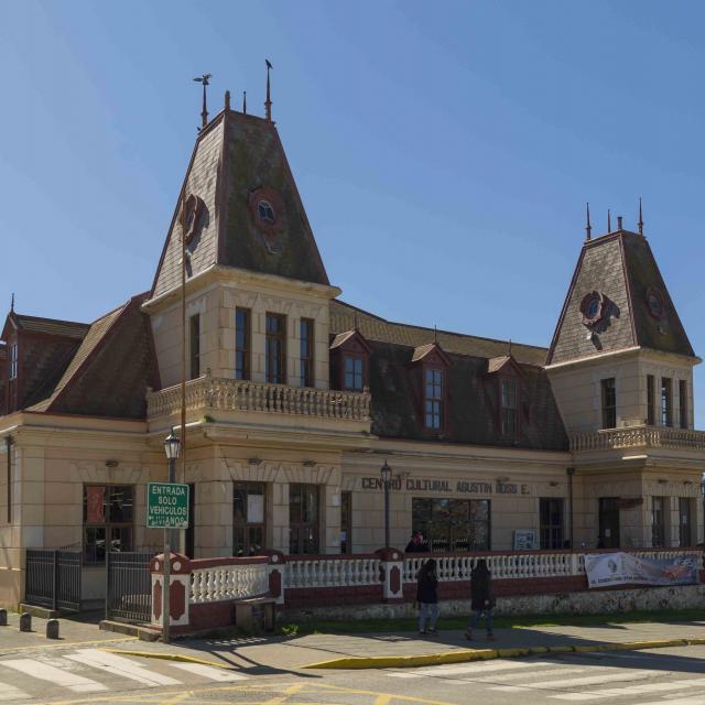 Imagen del monumento Casino de Pichilemu y los jardines del Parque Agustín Ross