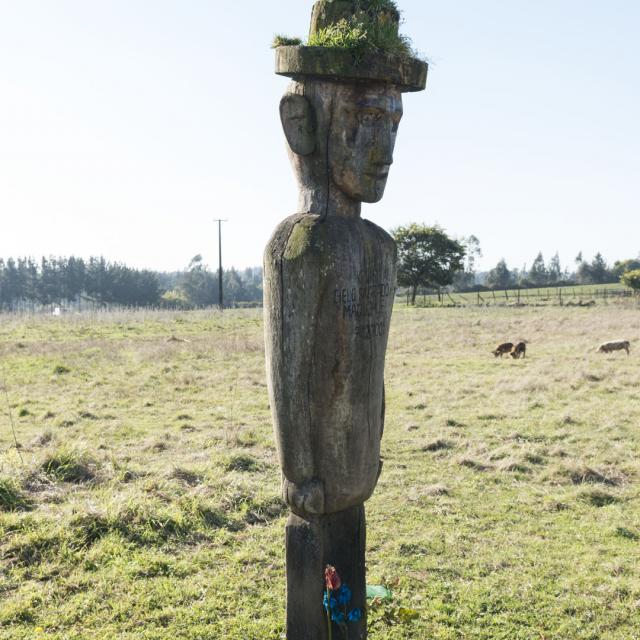 Imagen del monumento Nguillatuwe, menoko y cementerio del complejo ceremonial y religioso mapuche de Monopaine