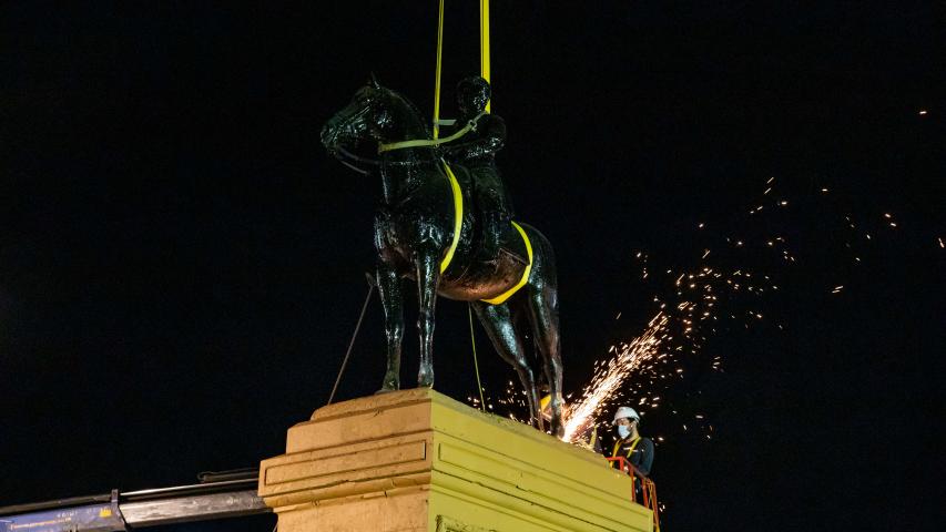 Imagen de Culmina con éxito el retiro temporal del monumento al General Baquedano para su restauración