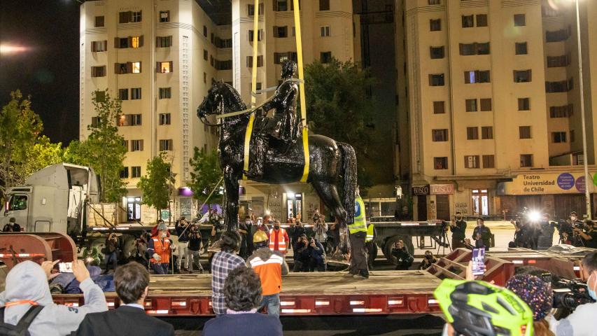 Imagen de Culmina con éxito el retiro temporal del monumento al General Baquedano para su restauración