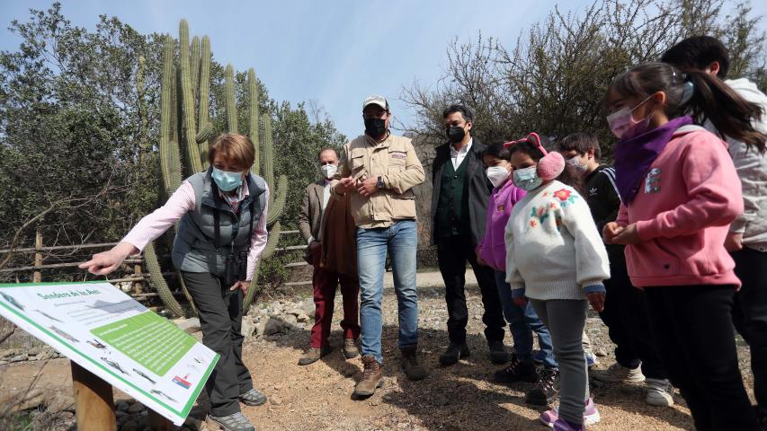 Imagen de Ministra de las Culturas visita uno de los cuatro Santuarios de la Naturaleza de la Región Metropolitana que abrirán gratuitamente para celebrar el Día de la Niñez