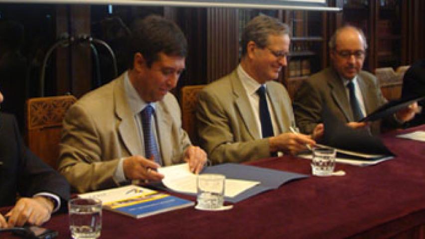 Imagen de Sellan convenio para establecer una norma para el adobe en construcciones patrimoniales