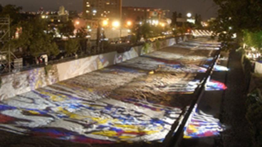 Imagen de Reconocen colaboración del CMN en instalación Artedeluz en Río Mapocho