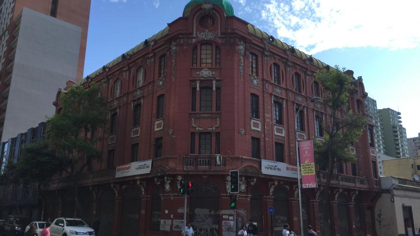 Imagen de CMN manifiesta preocupación por amenaza de demolición del &quot;Edificio Rojo&quot; de Morandé con Rosas