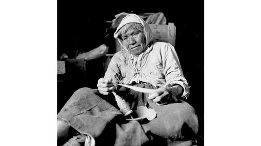 Artesana hilando lana, 1950. Pueblo de Cupo, región de Antofagasta. Película negativa 6x6 cm, blanco y negro