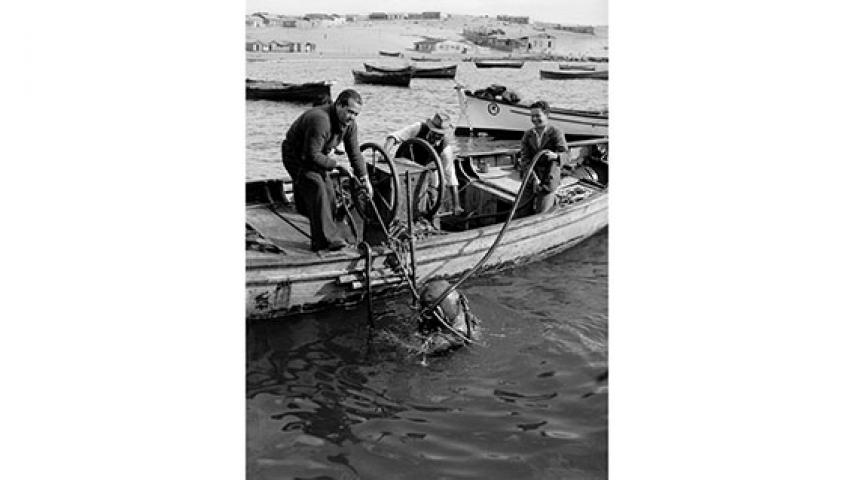 Buzo sumergiéndose en el mar, 1947