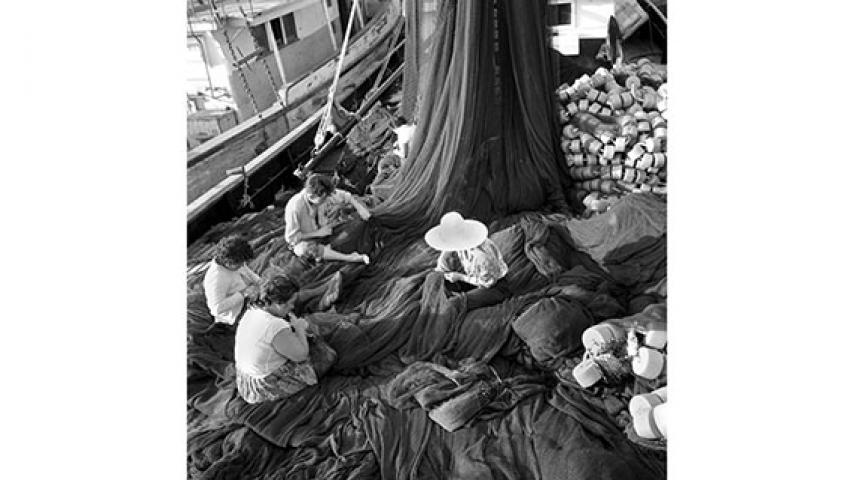 Tejedoras de paño en redes pesqueras, c. 1950