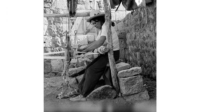 Tejedora a telar, c. 1980