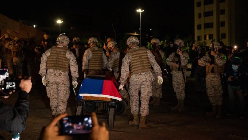 Imagen de Con éxito se realizó la exhumación y traslado de restos del Soldado Desconocido desde Plaza Baquedano