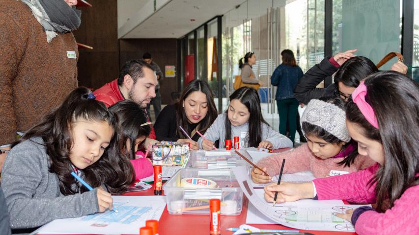 Imagen de Centenar de niños y niñas junto a sus padres construyeron Monumentos Nacionales en papel