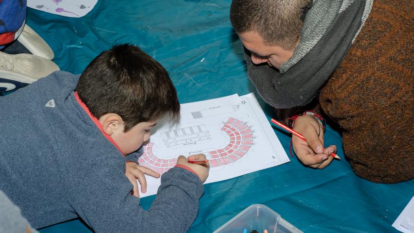 Imagen de Centenar de niños y niñas junto a sus padres construyeron Monumentos Nacionales en papel