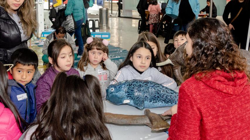 Imagen de Centenar de niños y niñas junto a sus padres construyeron Monumentos Nacionales en papel