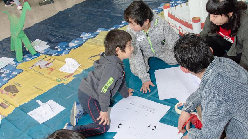 Imagen de Centenar de niños y niñas junto a sus padres construyeron Monumentos Nacionales en papel