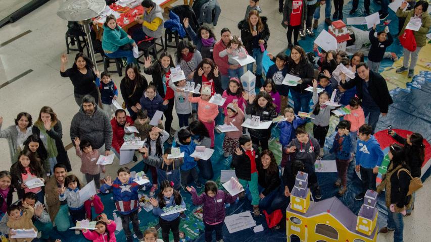 Imagen de Centenar de niños y niñas junto a sus padres construyeron Monumentos Nacionales en papel