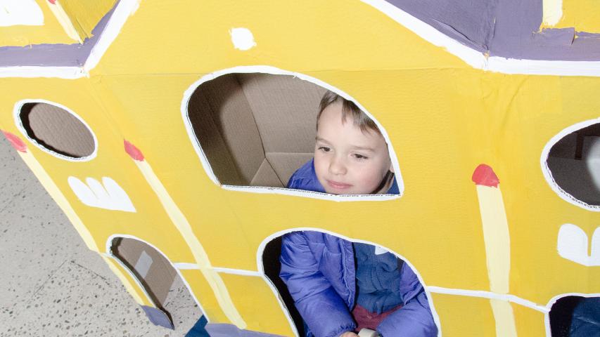 Imagen de Centenar de niños y niñas junto a sus padres construyeron Monumentos Nacionales en papel