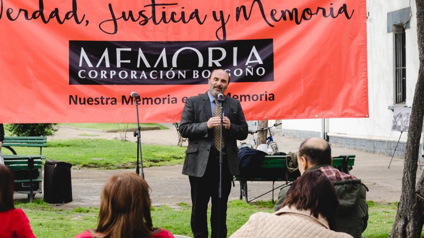 Imagen de En emotiva ceremonia instalan placa en Sitio de Memoria Ex Cuartel Borgoño 