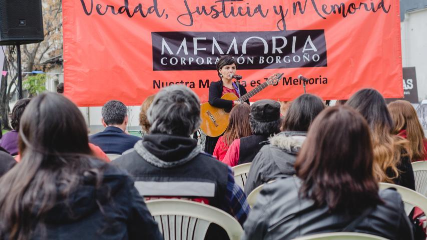 Imagen de En emotiva ceremonia instalan placa en Sitio de Memoria Ex Cuartel Borgoño 