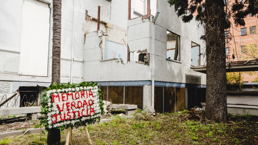 Imagen de En emotiva ceremonia instalan placa en Sitio de Memoria Ex Cuartel Borgoño 