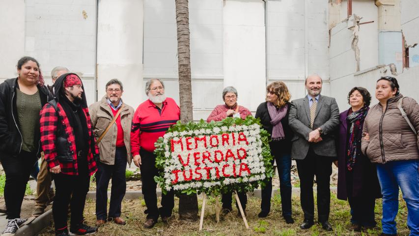 Imagen de En emotiva ceremonia instalan placa en Sitio de Memoria Ex Cuartel Borgoño 