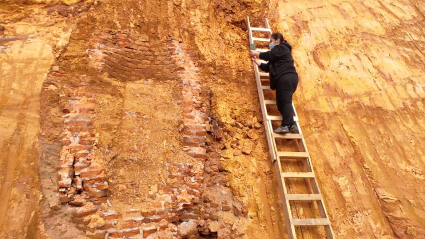 Imagen de Profesionales del CMN estudian hallazgo de estructura de ladrillos en Cerro David Fuentes de Talcahuano