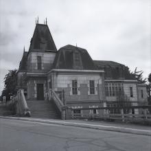 MH Edificio del antiguo casino de Pichilemu y los jardines del Parque Agustín Ross, Pichilemu, c. 1950 . Autor: Roberto Montandon Paillard