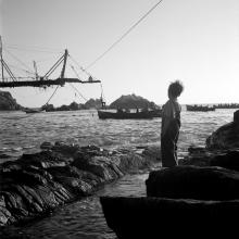 Niño a orillas del mar, 1950. Puerto de Huanillos, región de Tarapacá. Película negativa 6x6 cm, blanco y negro