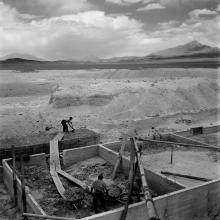 Construcción de estación de trenes, 1951 Ollagüe, región de Antofagasta Película negativa 6x6 cm, blanco y negro