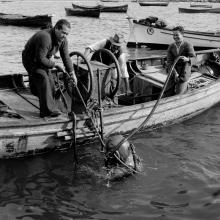 Buzo sumergiéndose en el mar, 1947. Puerto de Caldera, región de Atacama .Película negativa 6x4,5 cm, blanco y negro