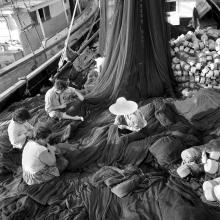 Tejedoras de paño en redes pesqueras, c. 1950. Petorca, región de Valparaíso. Película negativa 6x6 cm, blanco y negro