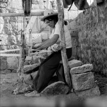 Tejedora a telar, c. 1980. Socaire, región de Antofagasta. Película negativa 6x6 cm, blanco y negro