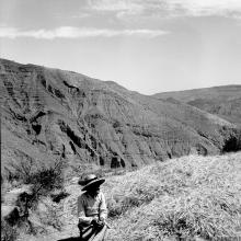 Mujer junto a espigas de trigo, 1950. Limaxiña, región de Tarapacá. Película negativa 6x6 cm, blanco y negro