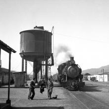 Estación de trenes de Potrerillos, 1947. Diego de Almagro, región de Atacama. Película negativa 6x4,5 cm, blanco y negro