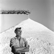 Minero del salitre, 1950. Oficina salitrera María Elena, región de Antofagasta. Película negativa 6x6 cm, blanco y negro