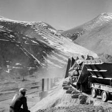 Descarga de un tren, 1947. Mina de Potrerillos, región de Atacama. Película negativa 6x4,5 cm, blanco y negro